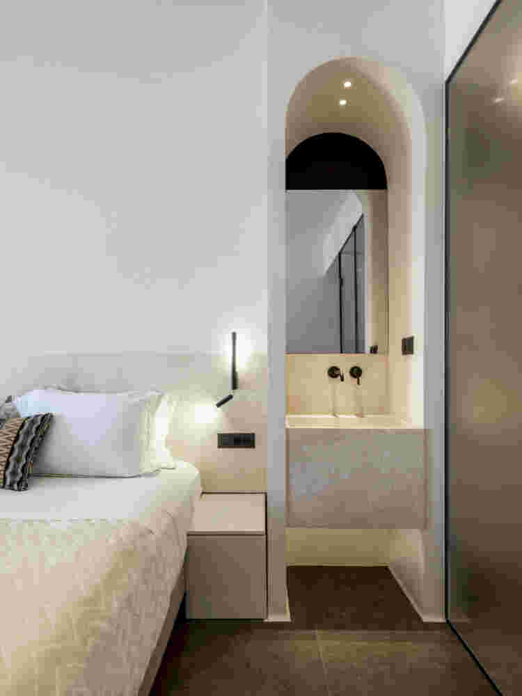 room details in yalos hotel